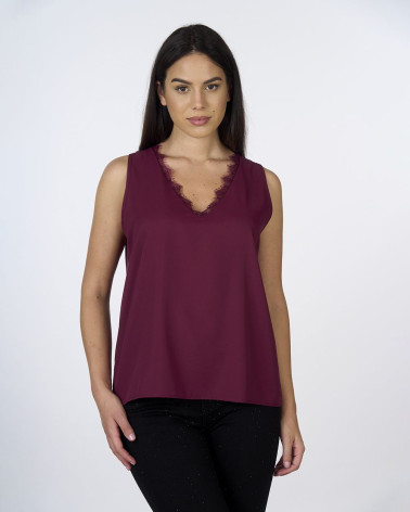 Top smanicato con scollo in pizzo