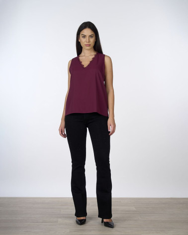 Top smanicato con scollo in pizzo
