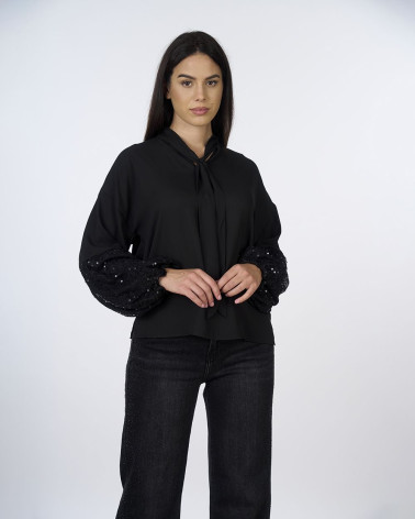 Blusa nera con maniche in paillettes