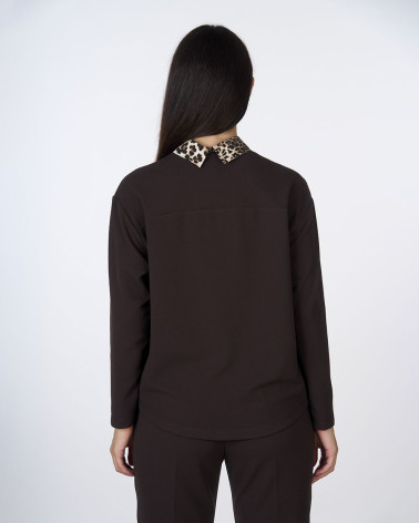 Maglia marrone in scuba crêpe con colletto leopard