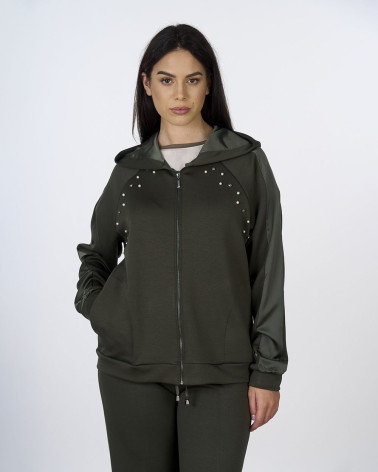 Felpa verde con cappuccio e dettagli gioiello