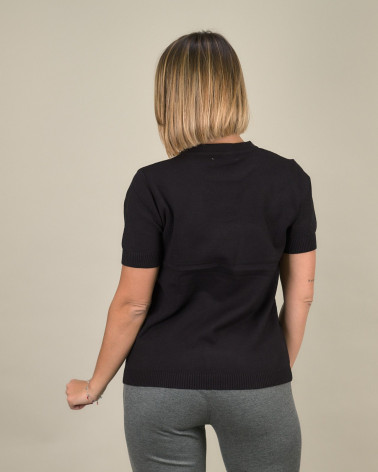 Maglia con collo gioiello e maniche corte