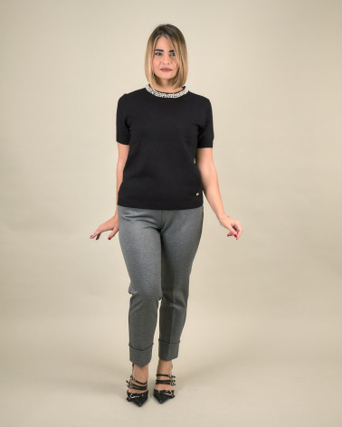 Maglia con collo gioiello e maniche corte