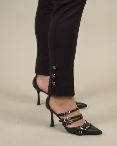 Pantaloni slim con bottoni sul fondo