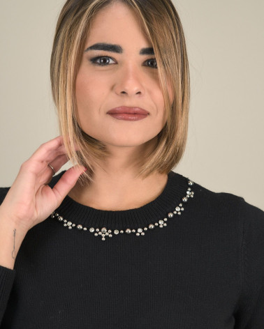 Maglia con applicazioni sullo scollo