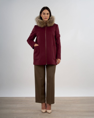 Cappotto con cappuccio e bordo in ecopelliccia