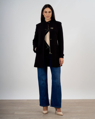 Cappotto con collo alla coreana e chiusura gioiell