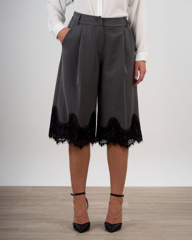 Pantaloni culotte grigi con bordo in pizzo nero