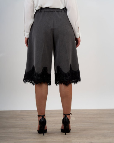 Pantaloni culotte grigi con bordo in pizzo nero